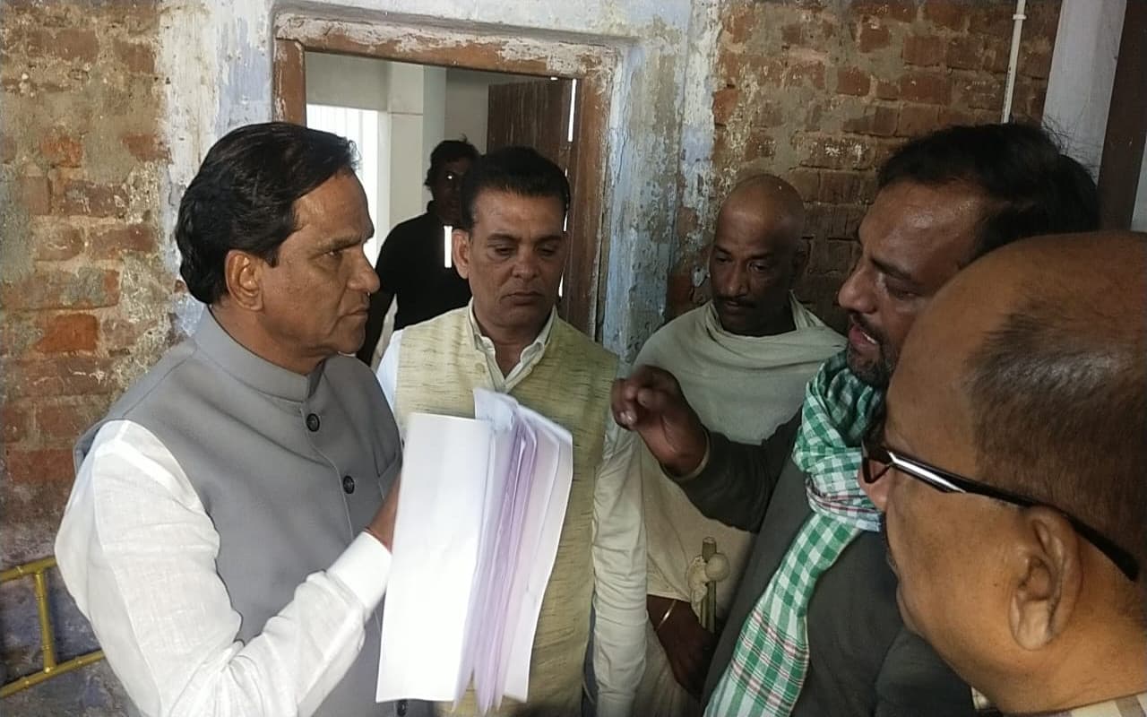 चक्रधरपुर में कमलदेव गिरि के घर पहुंचे केंद्रीय रेल राज्यमंत्री, परिवार वालों ने CBI जांच की मांग की
