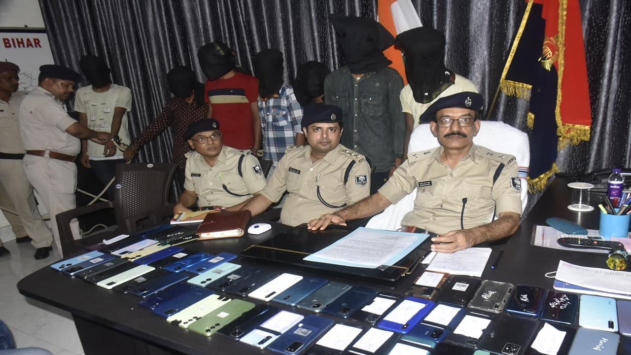 पटना: ट्रेन में मोबाइल चोरी के लिए पगार पर रखे जाते हैं बेरोजगार, बांग्लादेश तक होती है सप्लाई, 9 गिरफ्तार