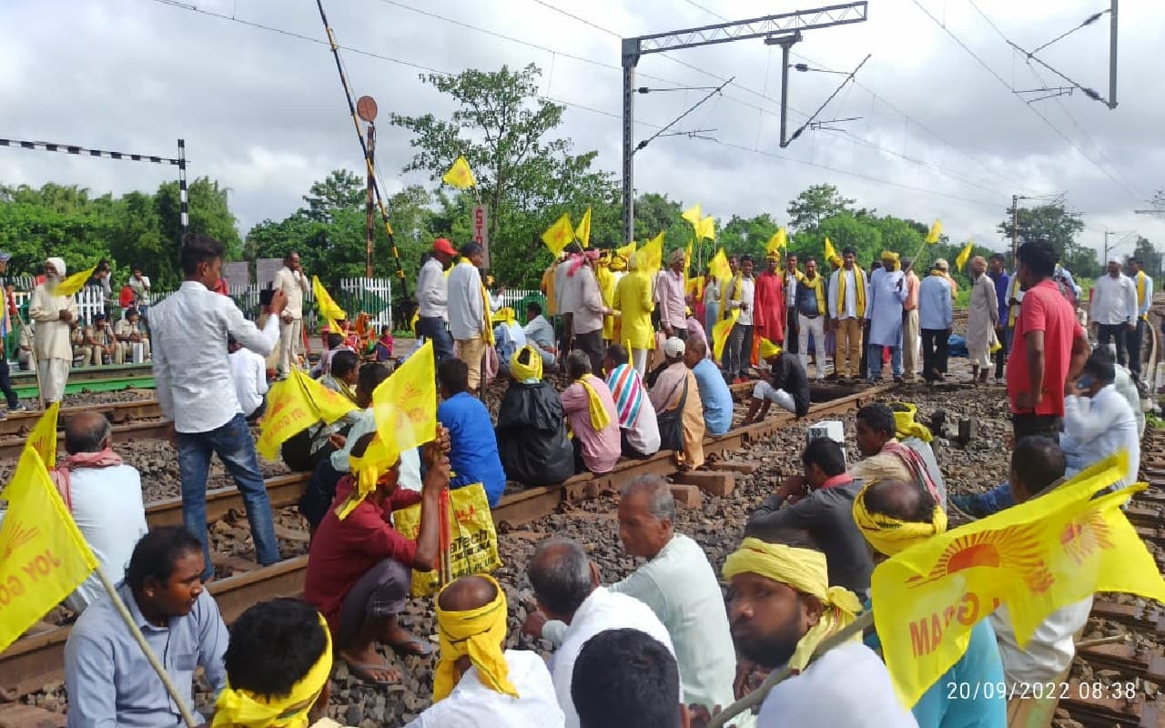 सरायकेला-खरसावां में आदिवासी कुड़मी समाज के लोगों ने रेलवे ट्रैक किया जाम, जानिए क्या है वजह