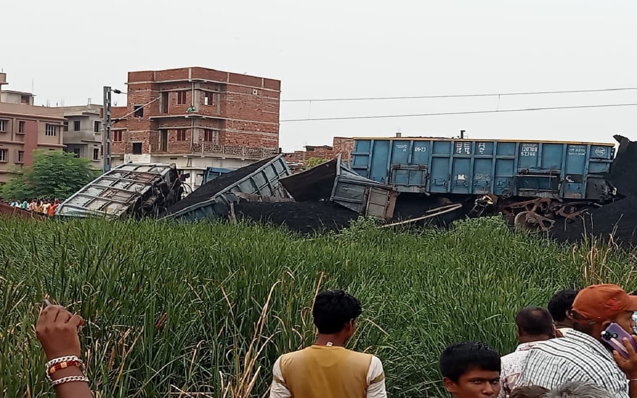 बिहार रेल हादसा: बिहार के एकंगरसराय स्टेशन पर मालगाड़ी हुई डिरेल, 13 बोगिंया पलटी, ट्रैक क्षतिग्रस्त