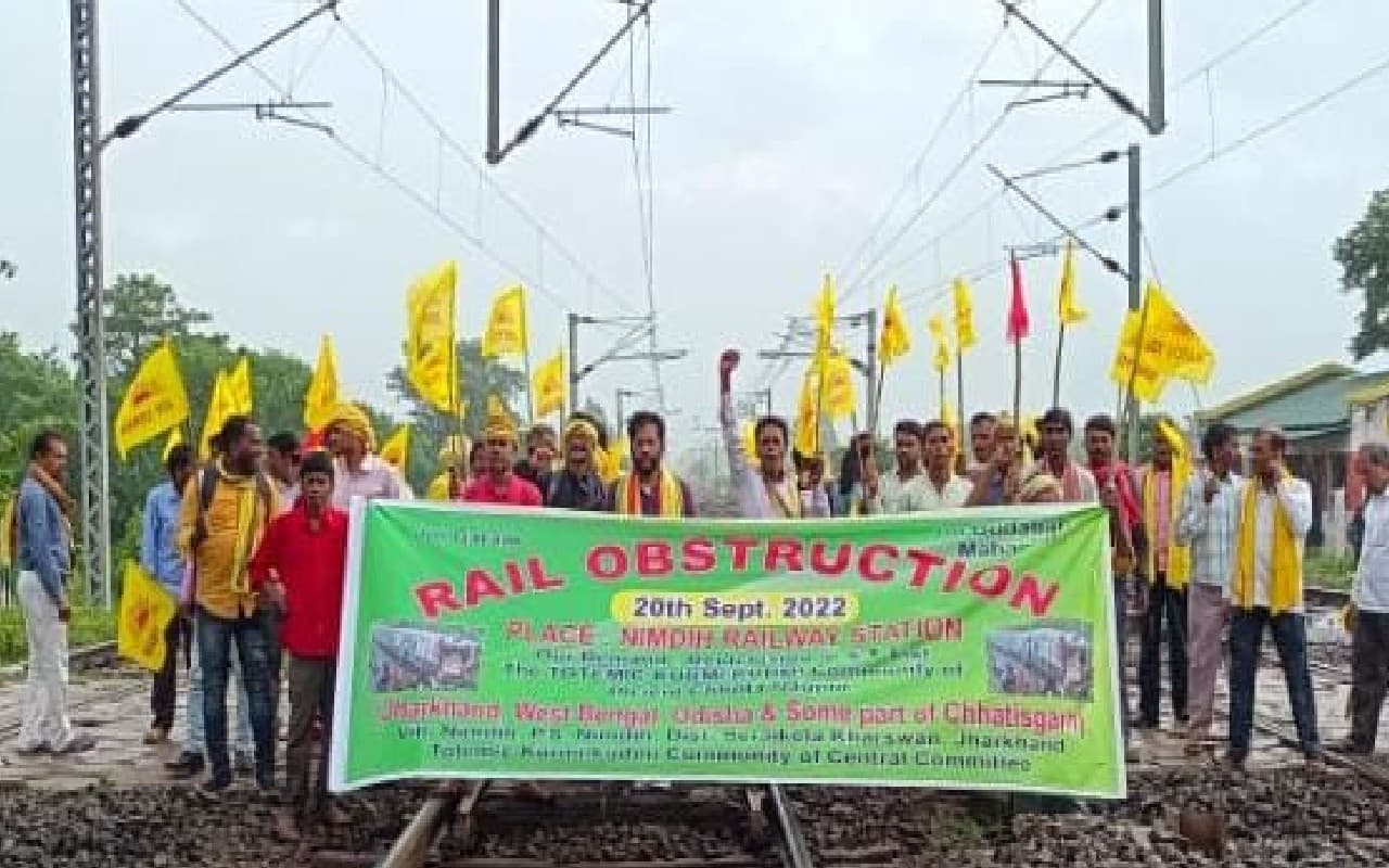 सरायकेला में आदिवासी कुड़मी समाज के लोगों ने किया रेलवे ट्रैक जाम, देखें तस्वीरें