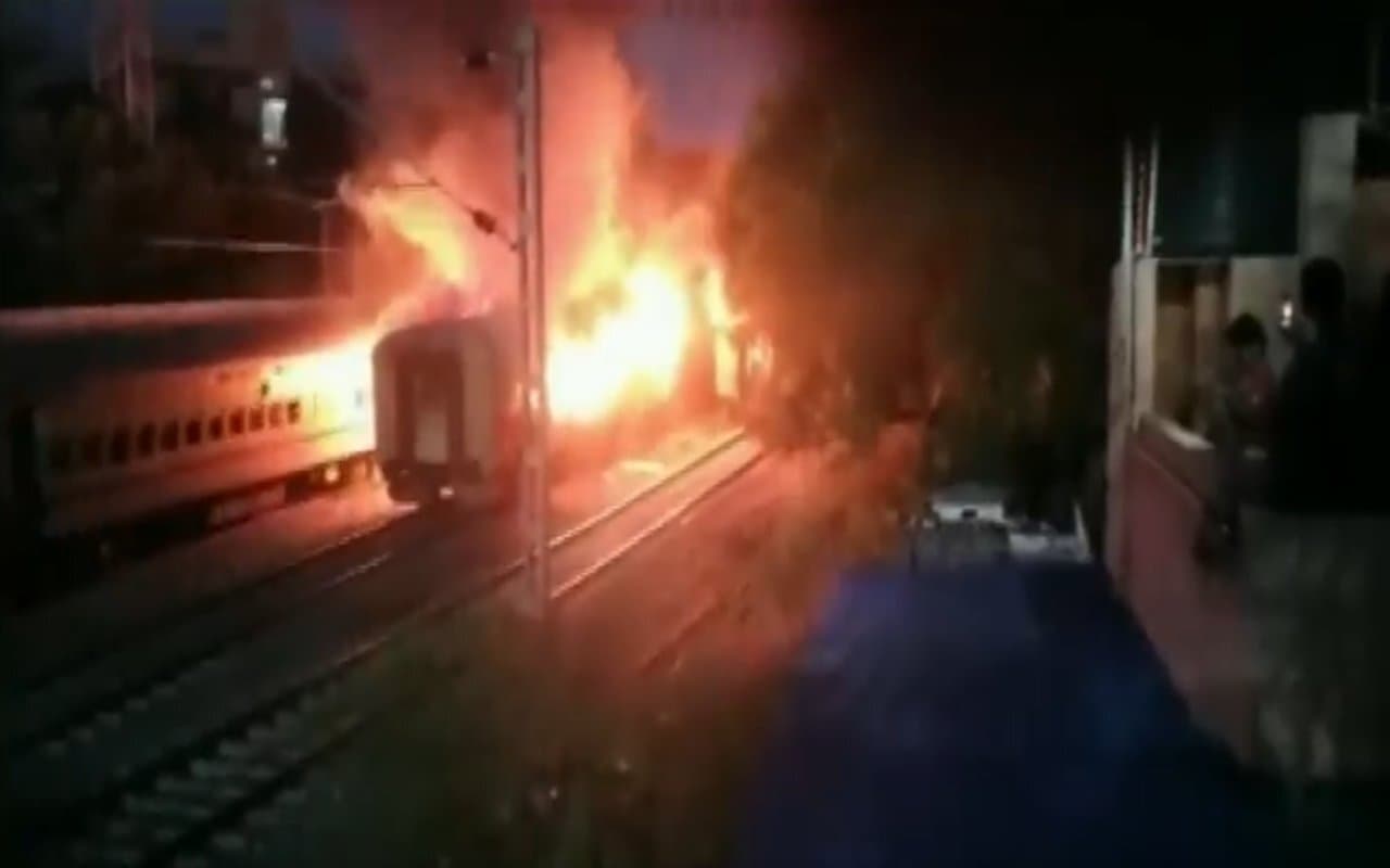 Madurai Train Fire: तमिलनाडु में बड़ा ट्रेन हादसा, बोगियों में लगी आग, 10 लोगों की मौत