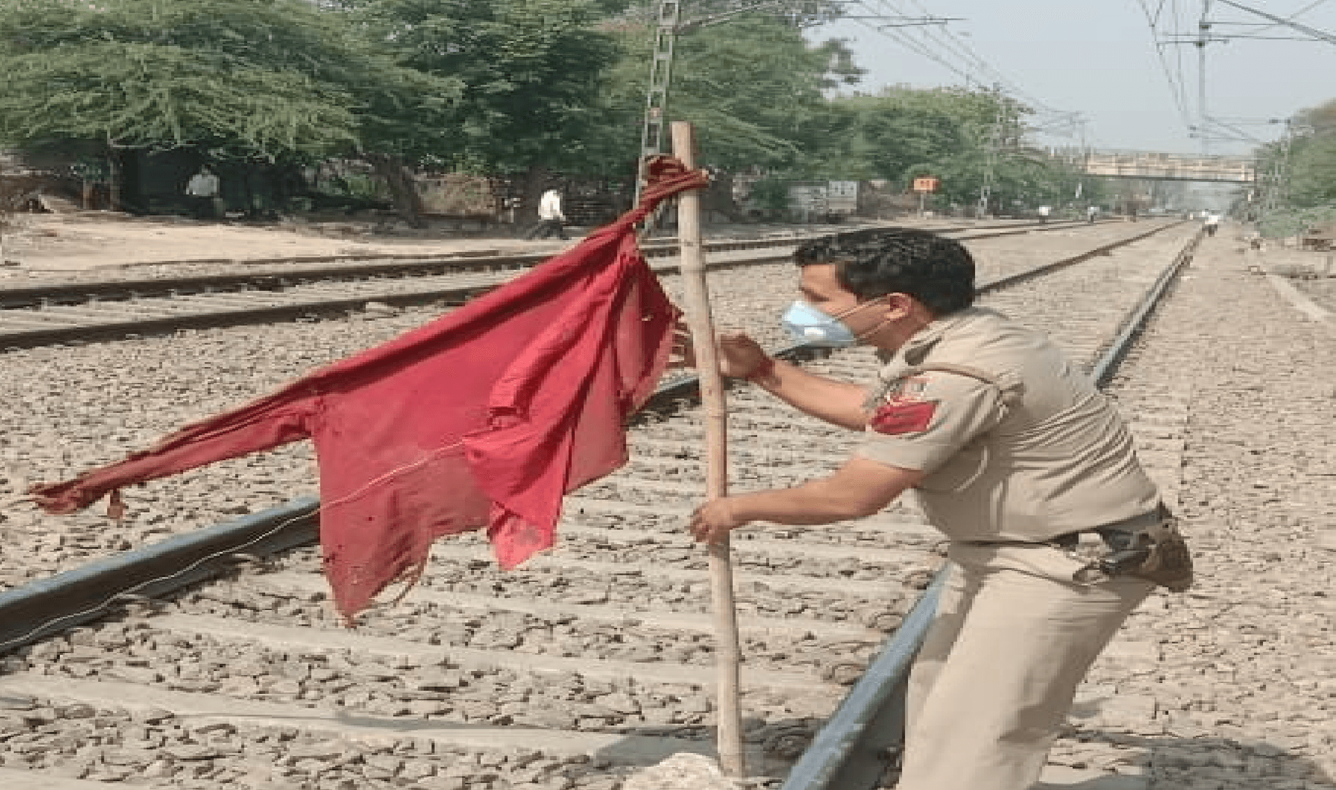 एक स्थानीय युवक और पुलिस कांस्टेबल  ने टाला बड़ा रेल हादसा