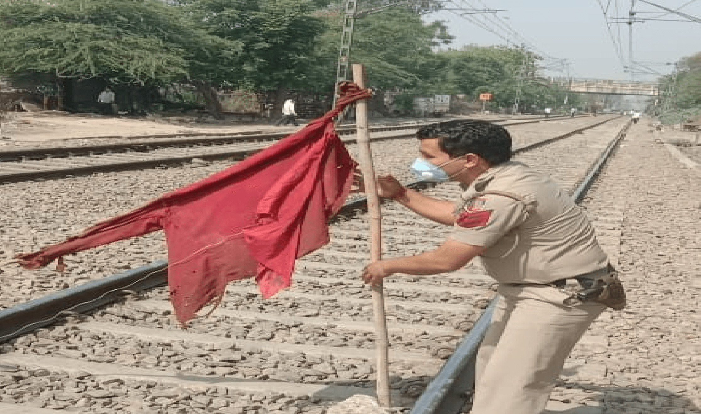 एक स्थानीय युवक और पुलिस कांस्टेबल  ने टाला बड़ा रेल हादसा