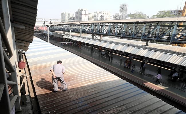 रेलवे परिसर को साफ रखने के लिए यात्रियों को मिलेगा पीकदान, धब्बों की सफाई में खर्च होते हैं 1200 करोड़ रुपये!