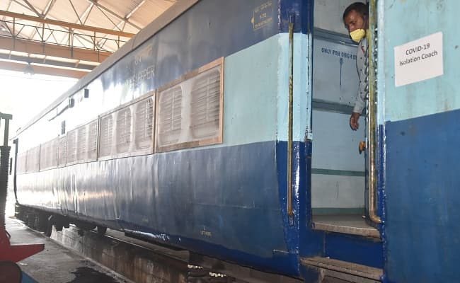 Coronavirus in India : रेलवे अपने कर्मचारियों और उनके परिवारों के लिए बना रहा है मास्क व सैनिटाइजर