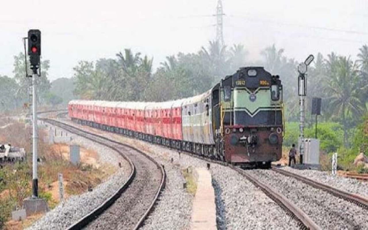 Indian Railways News: रेलवे के इन कर्मचारियों को मिलेगा प्रोमाशन, इतनी बढ़ जाएगी सैलरी