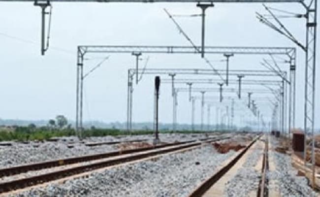 Mathura News: ट्रेन में चढ़ते समय यात्री का फिसला पैर, रेल और प्लेटफॉर्म के बीच फंसा, दरोगा ने बचाई जान
