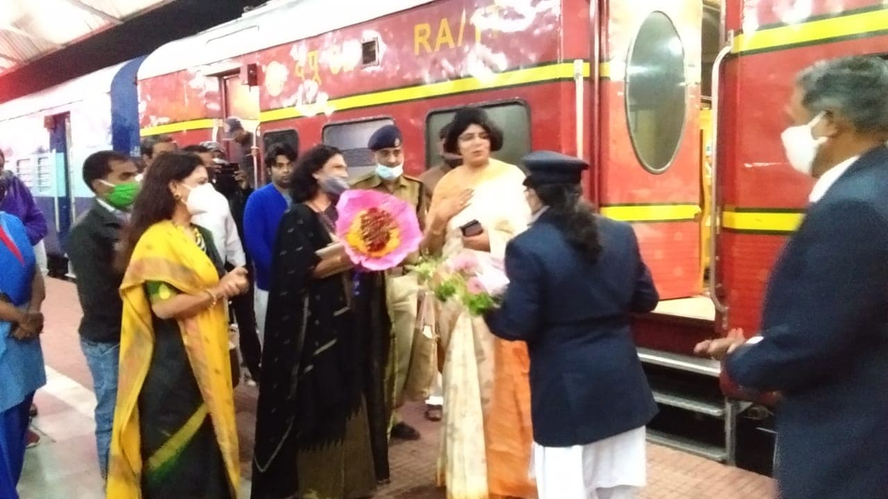 दक्षिण पूर्व रेलवे की जीएम अर्चना जोशी ने चक्रधरपुर रेल मंडल का किया दौरा, इन समस्याओं से हुईं अवगत