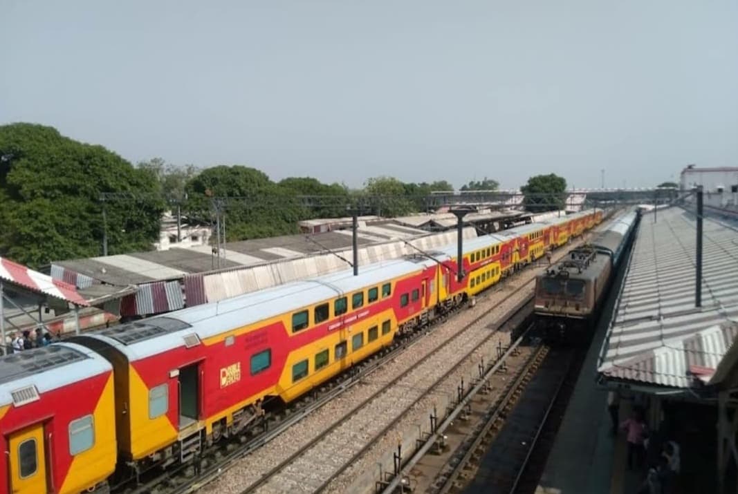 Bareilly News: हेडफोन लगाकर पार कर रहा था रेलवे ट्रैक, ट्रेन की चपेट में आने से मौत, सीमा विवाद पर उलझी पुलिस