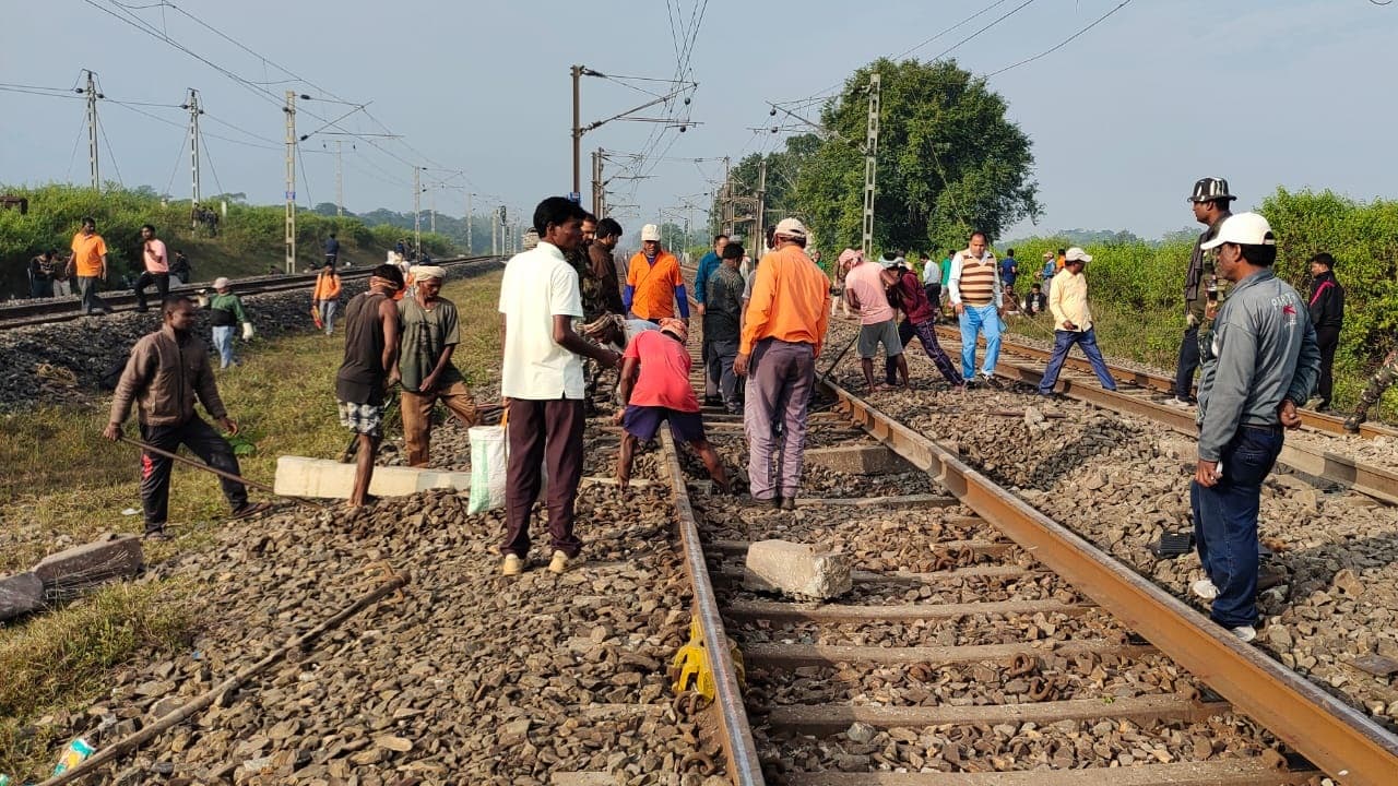 Bharat Bandh : 110 km की रफ्तार से दौड़ रही थी मुंबई मेल, 4 km के फासले पर माओवादियों ने उड़ाया रेलवे ट्रैक