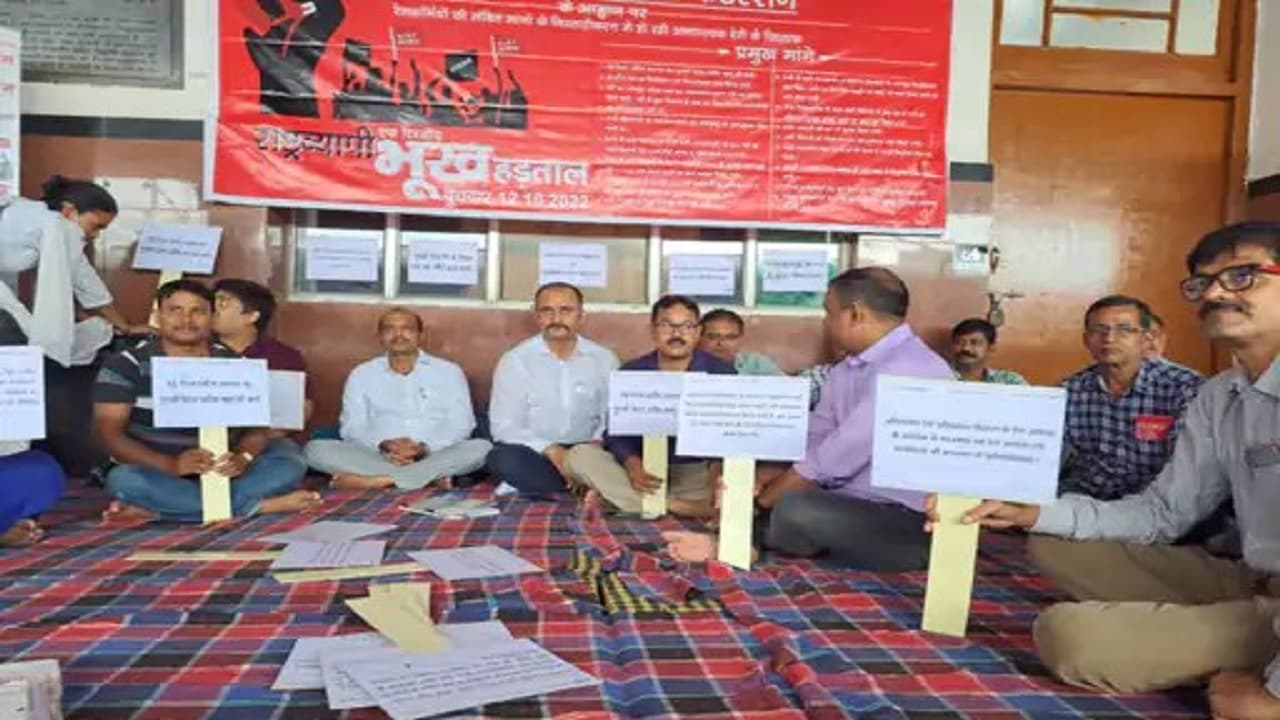 Indian Railways: पटना रेलवे स्टेशन के प्लेटफार्म पर भूख हड़ताल पर बैठे कर्मी, जानें क्या है इनकी मांग