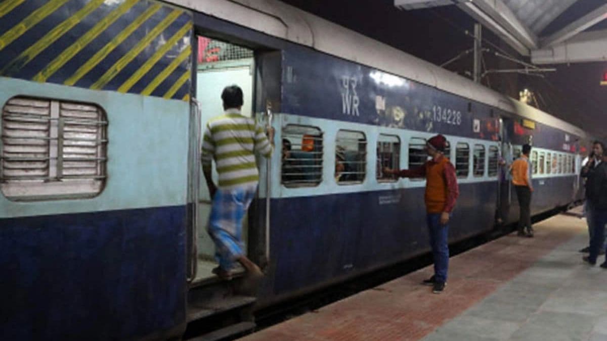 लखनऊ सहित कई रेलवे स्टेशन उड़ाने की दी धमकी, खत में लिखा, 'खुदा माफ कर देना, हम हिंदुस्तान को तबाह कर देंगे'