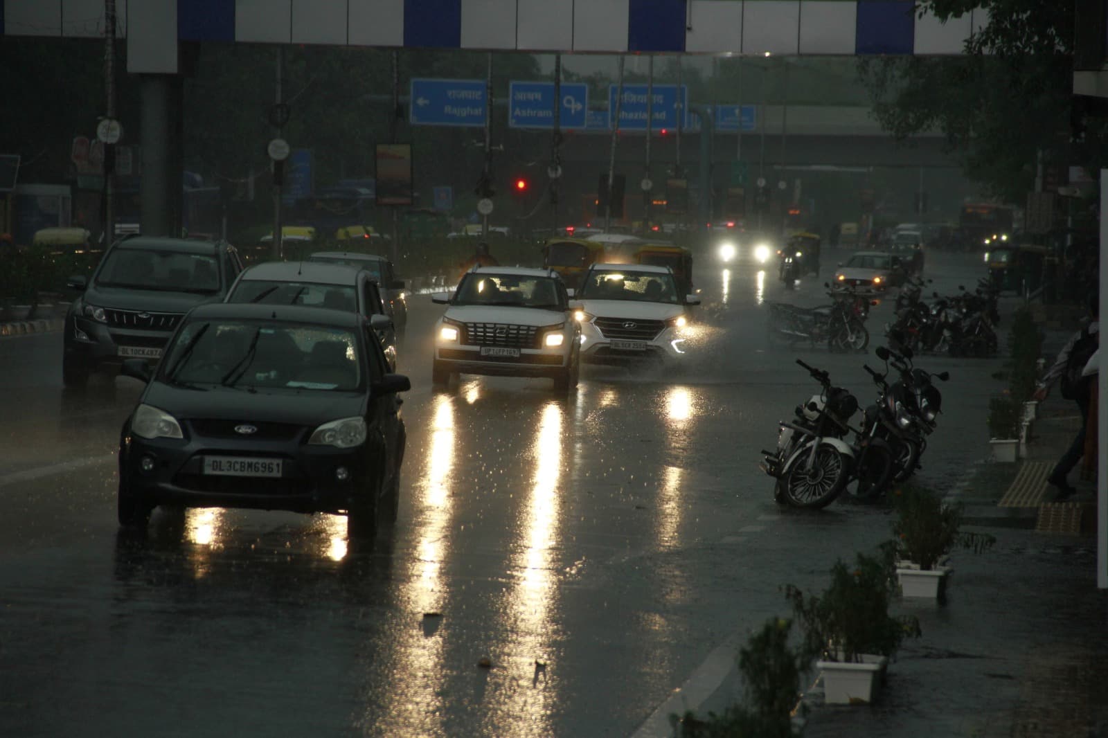 Photo Story: दिल्ली में दिन में छाया अंधेरा, महाराष्ट्र में चलने लगी नाव... तस्वीरों में देखें बारिश का कहर