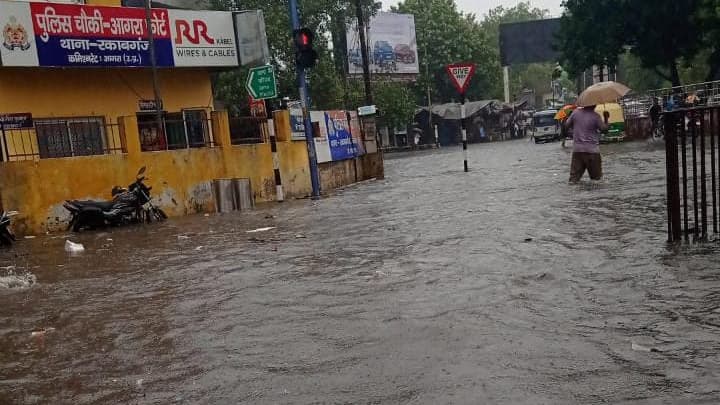 आगरा में मूसलाधार बारिश ने 18 साल पुराना रिकॉर्ड तोड़ा, मथुरा में भी जमकर बरसे बादल, मकान ढहा-सड़कें धंसी