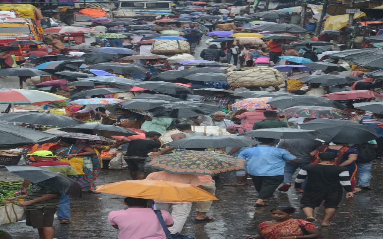 14 तक पश्चिम बंगाल में भारी बारिश की संभावना, येलो व ऑरेंज अलर्ट के बीच अगले 36 घंटे चलेंगी तेज हवाएं