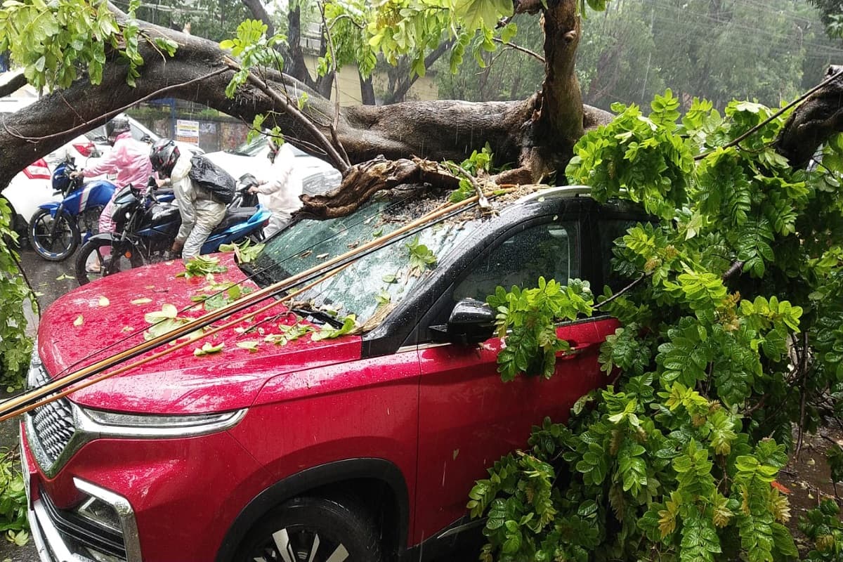 झारखंड में तेज हवाओं के साथ भारी बारिश का कहर, पानी-पानी से बदतर हुई गांव-शहर की जिंदगानी, देखें PHOTOS