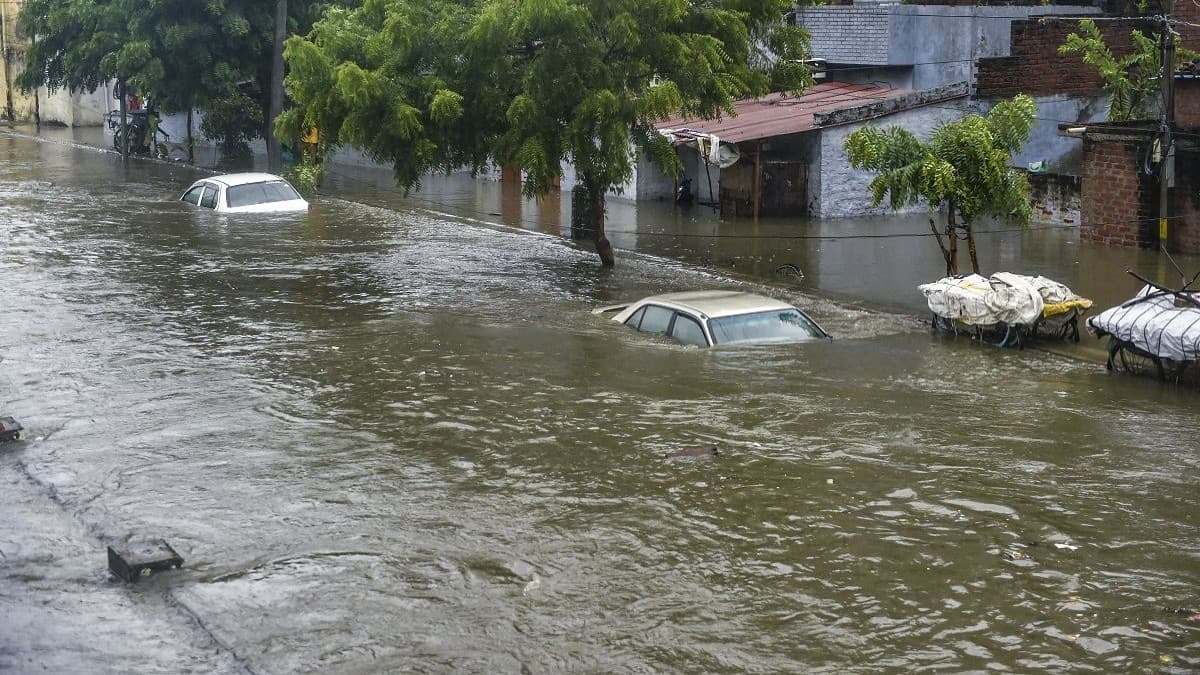 UP Weather Update: यूपी में रविवार रात से मूसलाधार बारिश, बादलों की गर्जना से सहमे लोग, जानें मौसम का हाल