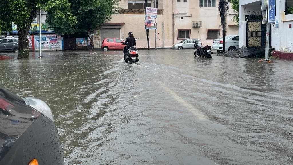 UP Weather Update: यूपी में मानसून की मेहरबानी से खुशनुमा हुआ मौसम, 17 जनपदों में तेज बारिश का अलर्ट