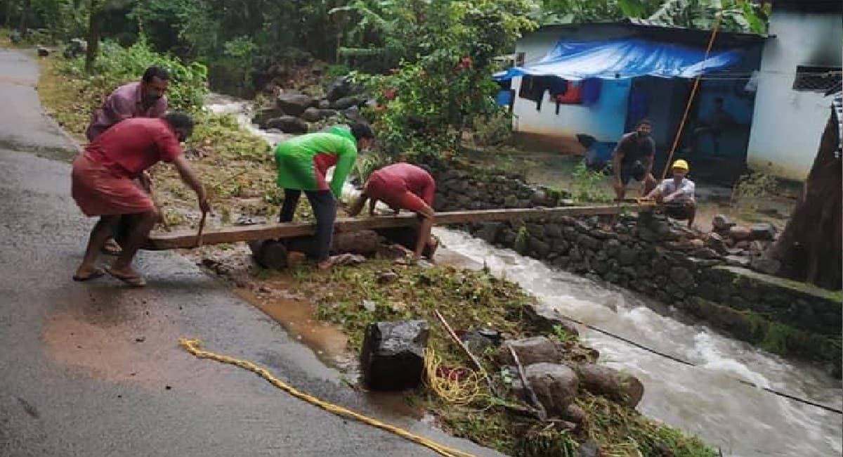 Kerala Rains : केरल में बाढ़ के बीच अनोखी शादी, खाना बनाने वाले बर्तन में बैठ शादी करने पहुंचे दुल्हा-दुल्हन