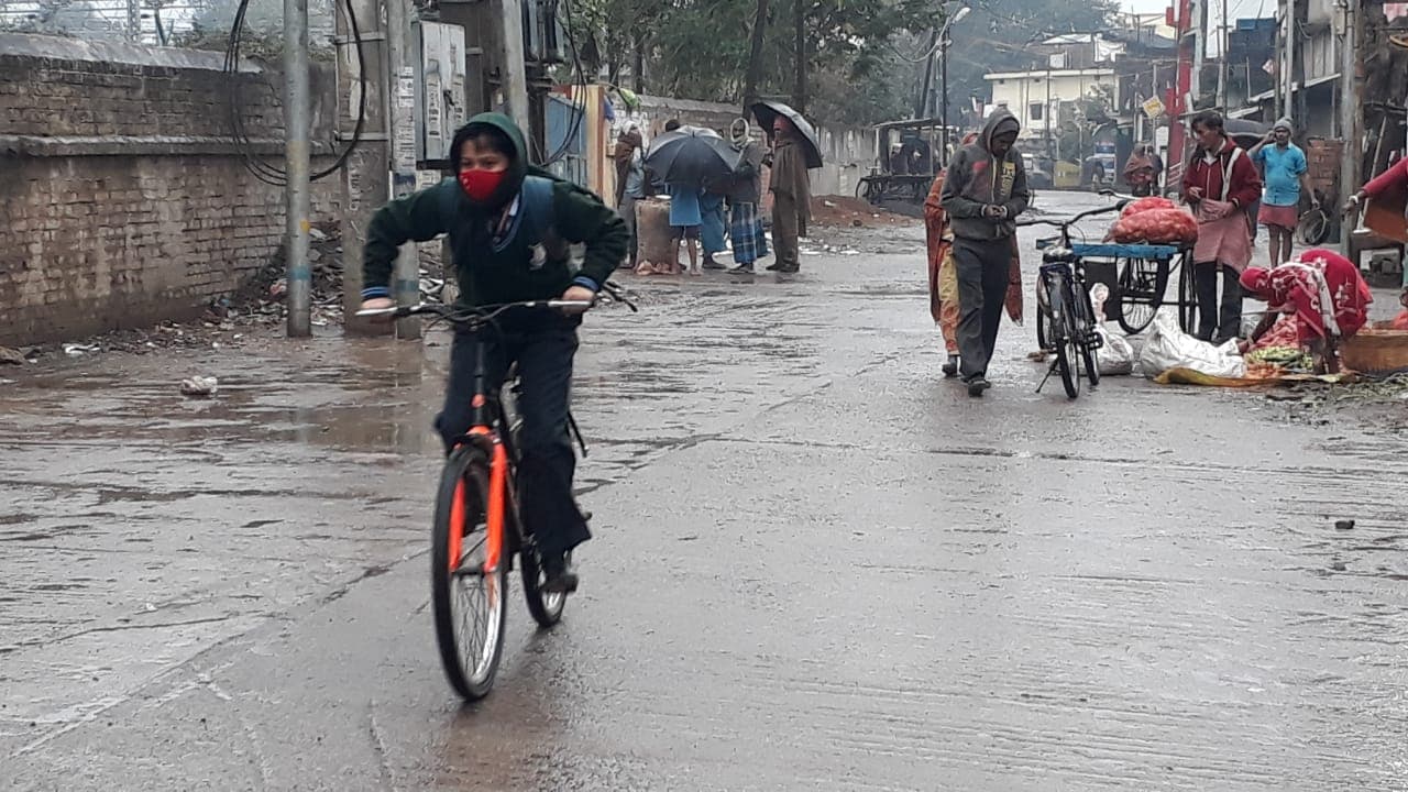 Weather News: झारखंड में सरस्वती पूजा की तैयारी के बीच झमाझम बारिश से बढ़ी ठिठुरन, पूजा पंडालों को नुकसान