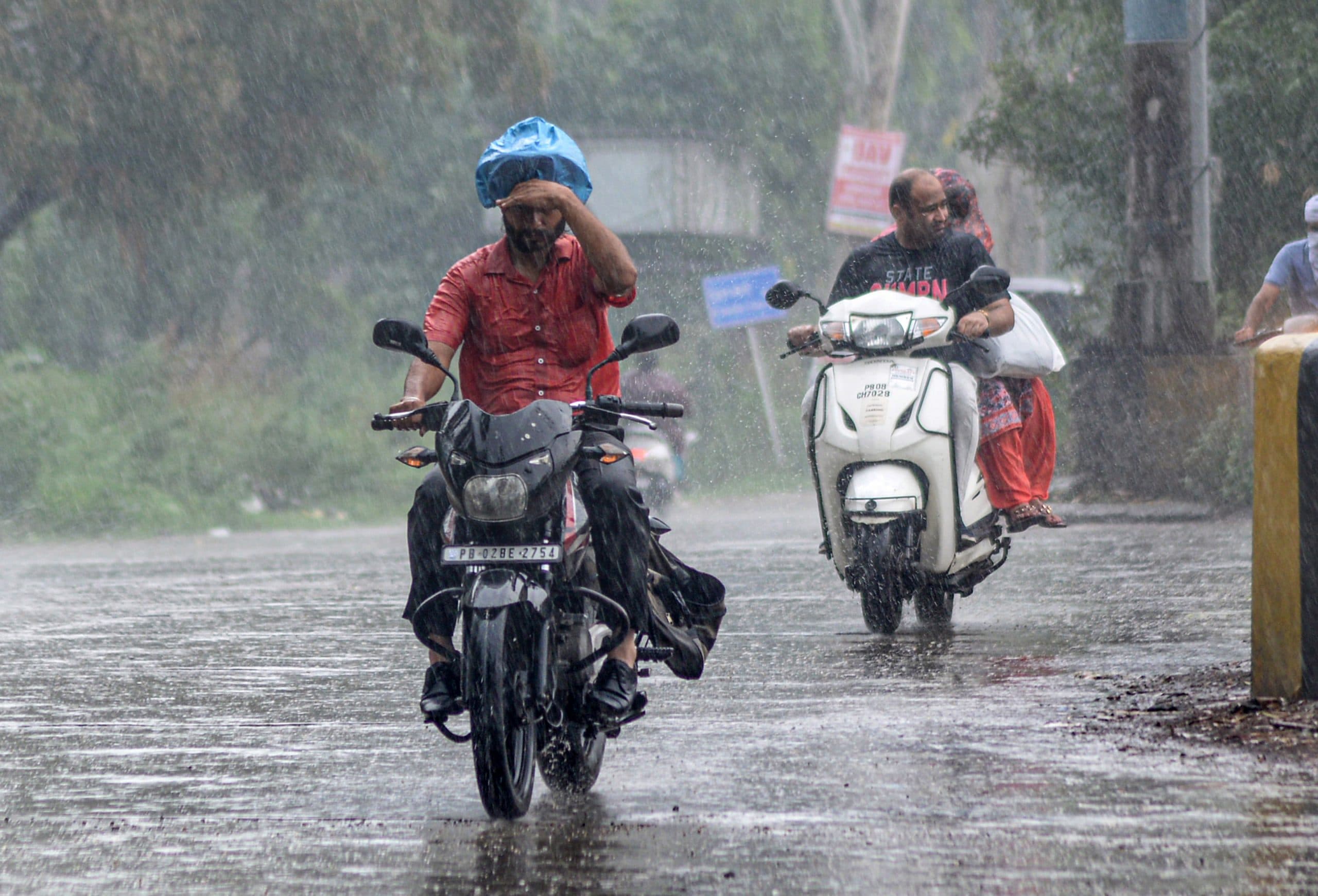 Weather Forecast News: महाराष्ट्र-तेलंगाना में बारिश का हाई अलर्ट, बिहार, झारखंड, यूपी में ऐसा रहेगा मौसम