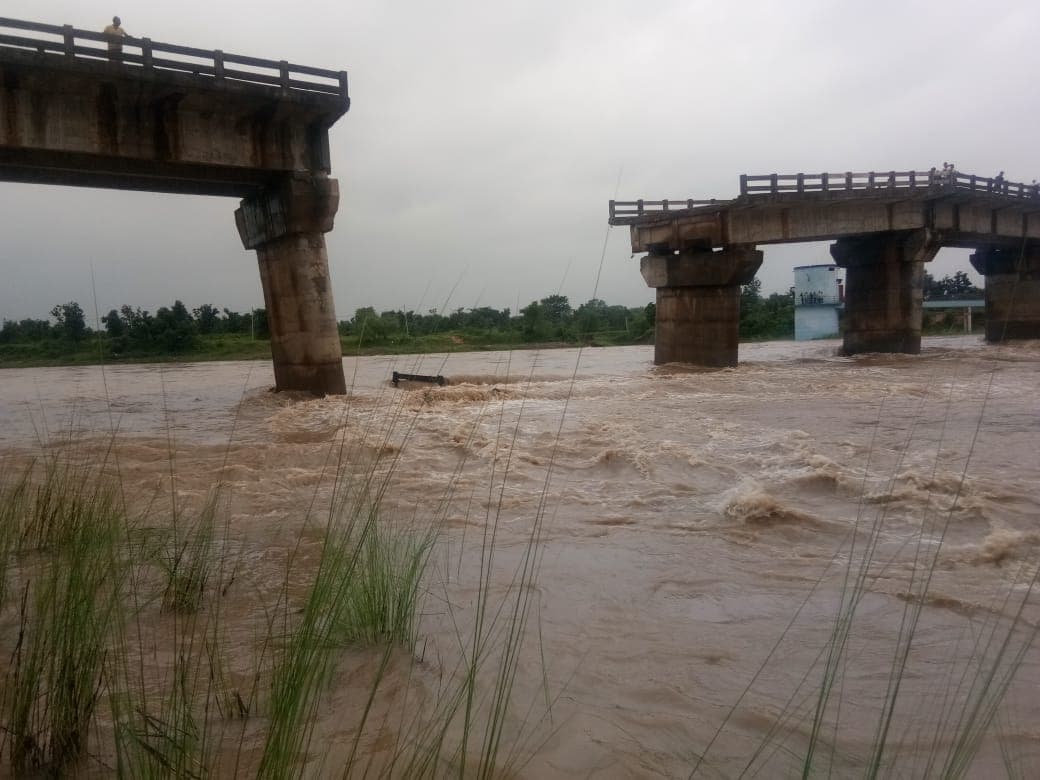 झारखंड में भारी बारिश से टूटा पुल, कई घर हुए क्षतिग्रस्त, दामोदर-भैरवी का दिखा रौद्र रूप, देखिए PICS
