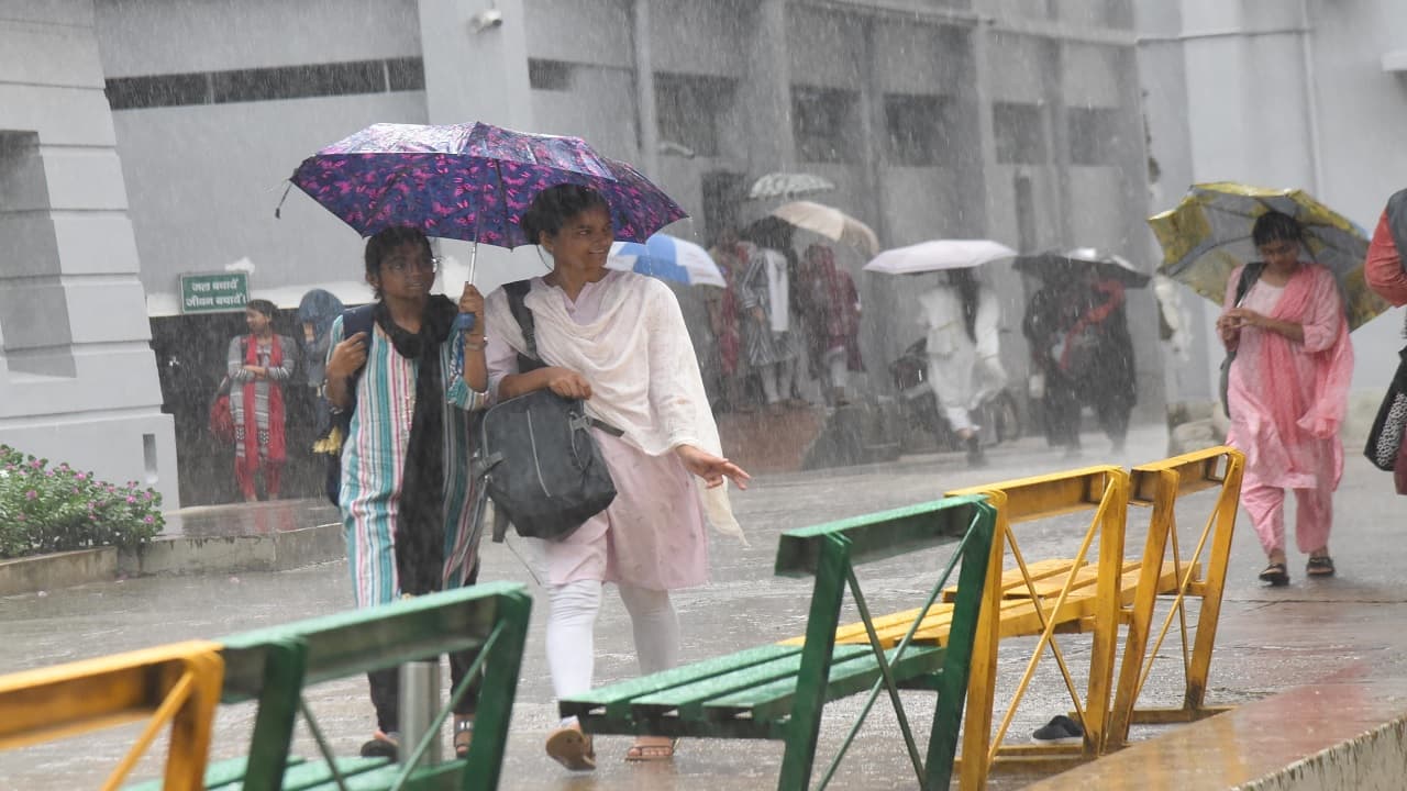 Weather Updates: हिमाचल प्रदेश में बारिश से तबाही! 55 लोगों की मौत, उत्तराखंड में भी हाहाकार