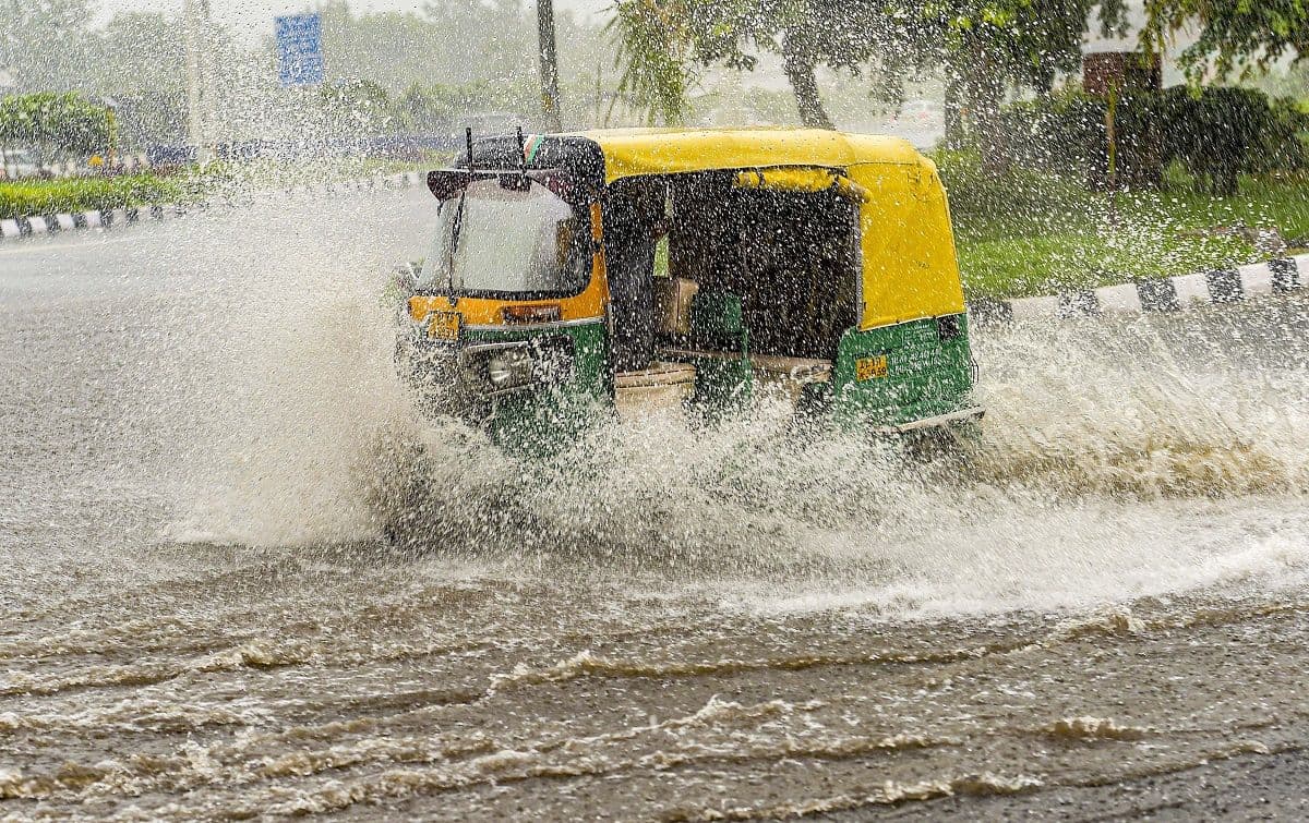 UP Weather Update: मौसम खुशनुमा होने से लोगों को राहत, 48 जिलों में बरसेंगे बादल, तीन अगस्त तक बारिश के आसार
