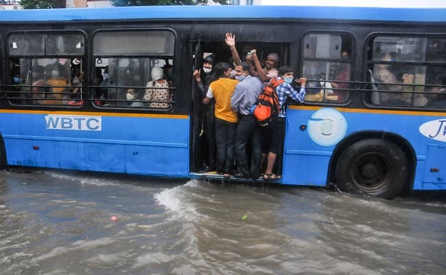 Heavy Rains in Bengal: मूसलाधार बारिश से पानी-पानी हुआ कोलकाता, IMD ने जारी किया अलर्ट
