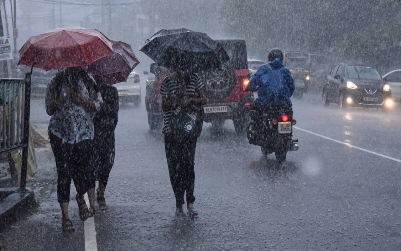 Weather Forecast: दिल्ली समेत इन राज्यों में होगी बारिश, इस दिन से पड़ेगी उत्तर भारत में भीषण गर्मी