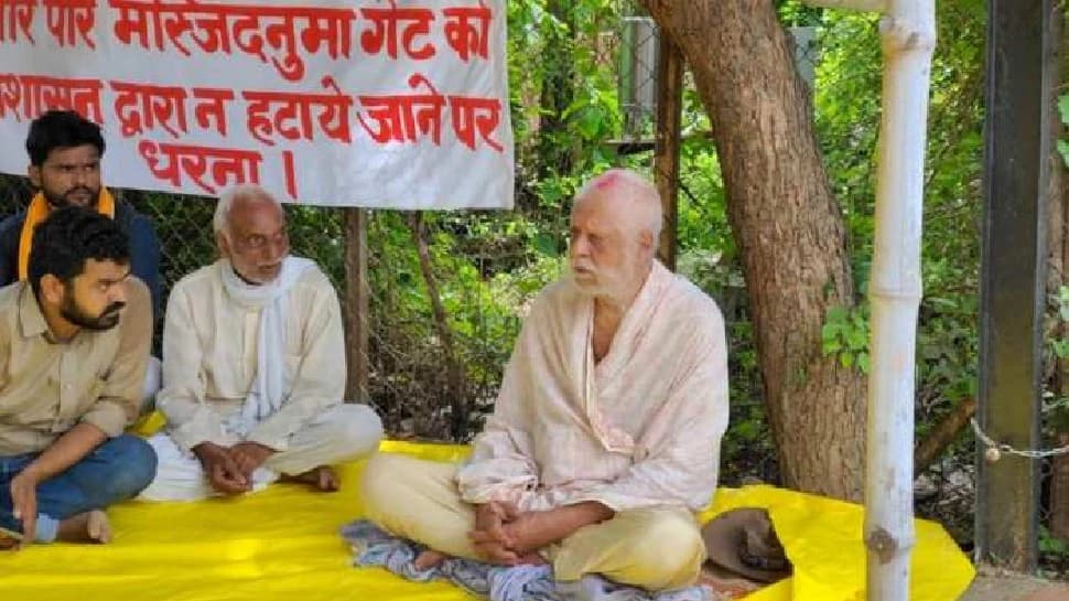 मुहर्रम के दिन पुलिस ने प्रतापगढ़ के कुंडा में बढ़ाई सुरक्षा, राजा भैया के पिता समेत 10 लोगों पर है नजर मुहर्रम के दिन पुलिस ने प्रतापगढ़ के कुंडा में बढ़ाई सुरक्षा, राजा भैया के पिता समेत 10 लोगों पर है नजर