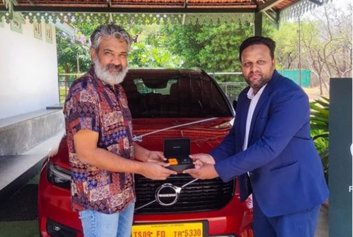 RRR की सफलता के बाद Rajamouli ने खरीदी लग्जरी कार, जानें Volvo XC40 की कीमत