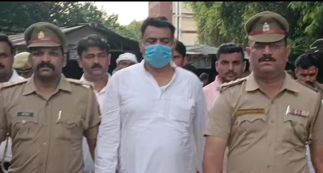 बाहुबली पूर्व विधायक राजन तिवारी 14 दिन की न्यायिक हिरासत में, UP की टॉप 61 माफिया की लिस्ट में है शामिल बाहुबली पूर्व विधायक राजन तिवारी 14 दिन की न्यायिक हिरासत में, UP की टॉप 61 माफिया की लिस्ट में है शामिल