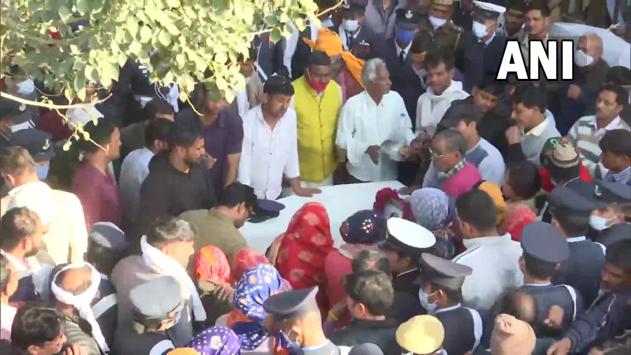 Viral Video: राजस्थान के बांसवाड़ा में महिला को पेड़ से बांधकर बरसाये डंडे, पति और जेठ सहित 4 गिरफ्तार