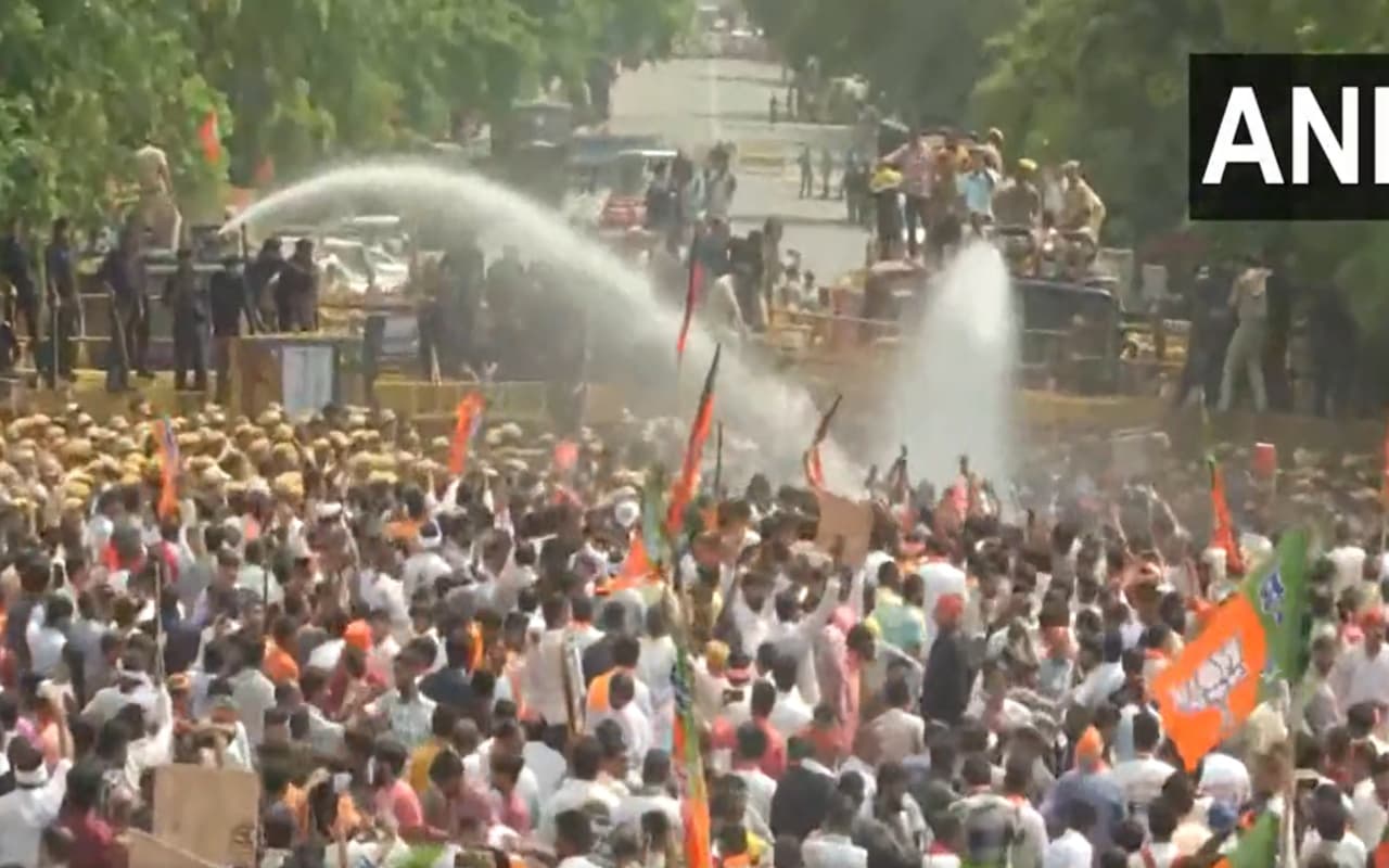 'लाल डायरी' पर लाल हुआ राजस्थान, बीजेपी ने किया जोरदार प्रदर्शन, कांग्रेस को पटकनी देने का लिया संकल्प