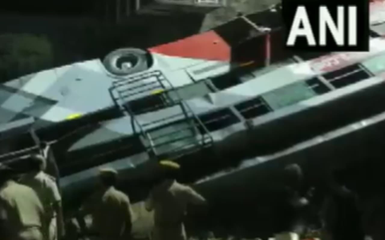 राजस्थान के दौसा में भीषण हादसा, रेलवे ट्रैक पर गिरी बस, चार की मौत