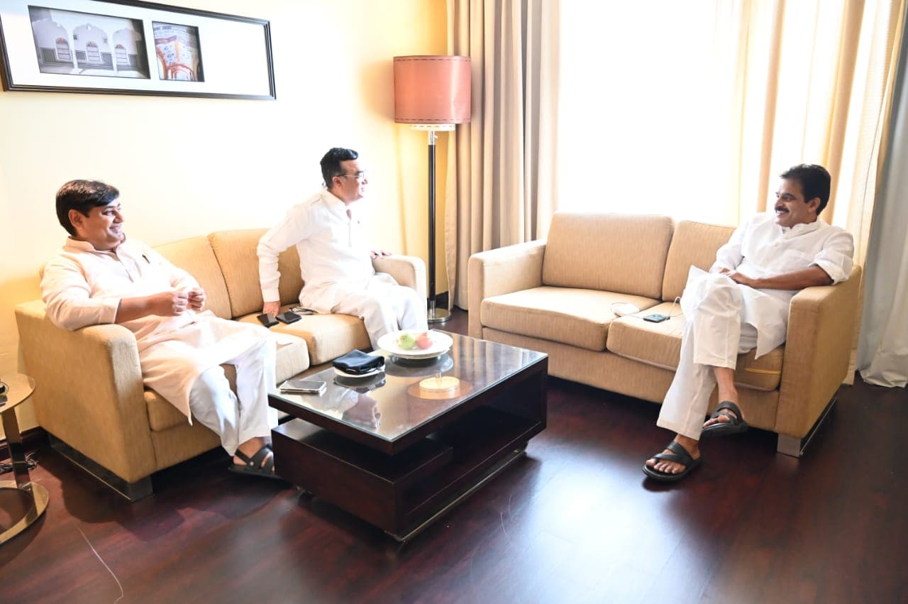 सचिन पायलट और अशोक गहलोत के बीच सुलह के प्रयास तेज, आलाकमान ने CM को सुनाया कैबिनेट विस्तार का ‘फॉर्मूला’ सचिन पायलट और अशोक गहलोत के बीच सुलह के प्रयास तेज, आलाकमान ने CM को सुनाया कैबिनेट विस्तार का ‘फॉर्मूला’