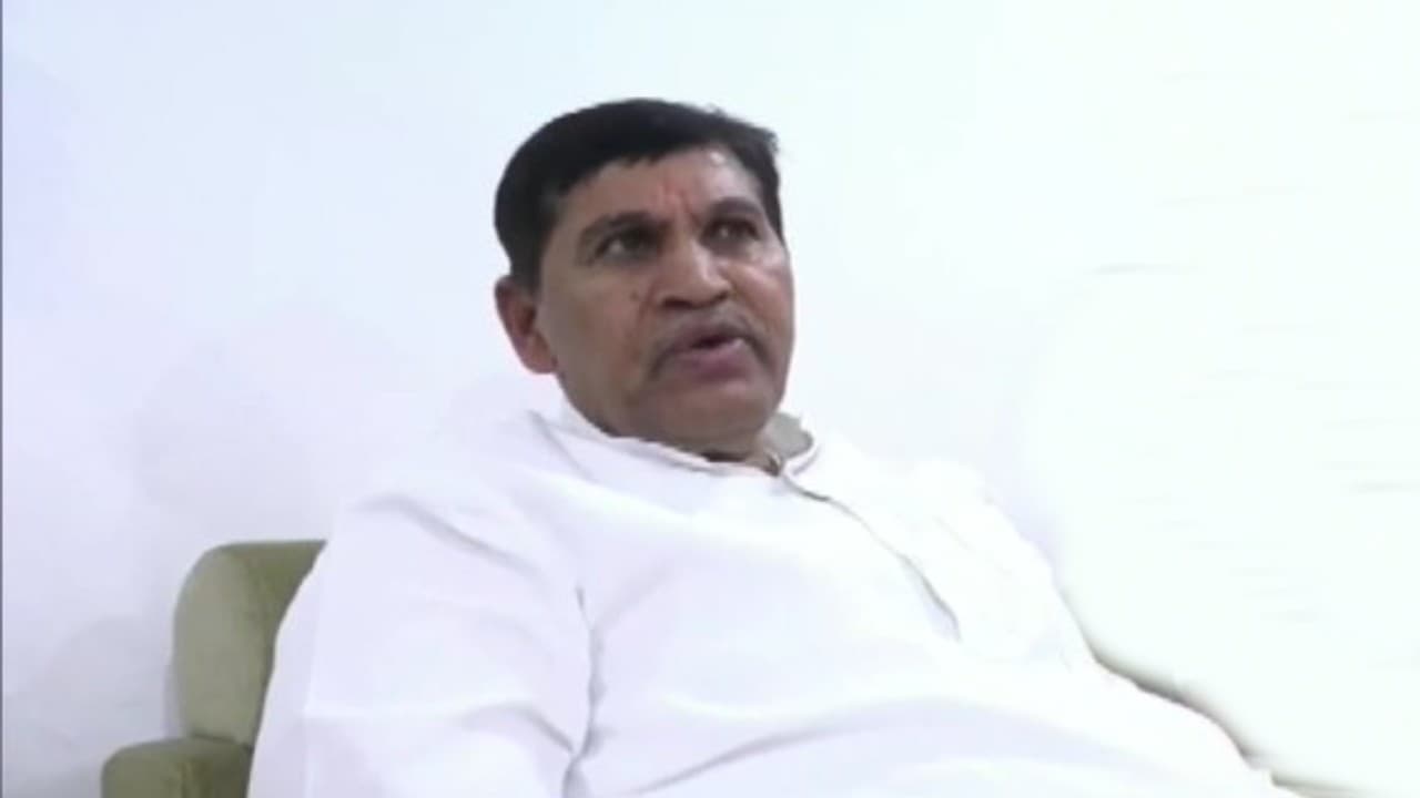 राजस्थान : मंत्रीजी के भाषण के बीच मोबाइल देख रहे थे कलेक्टर, माननीय को आया गुस्सा तो सरेआम लगा दी फटकार