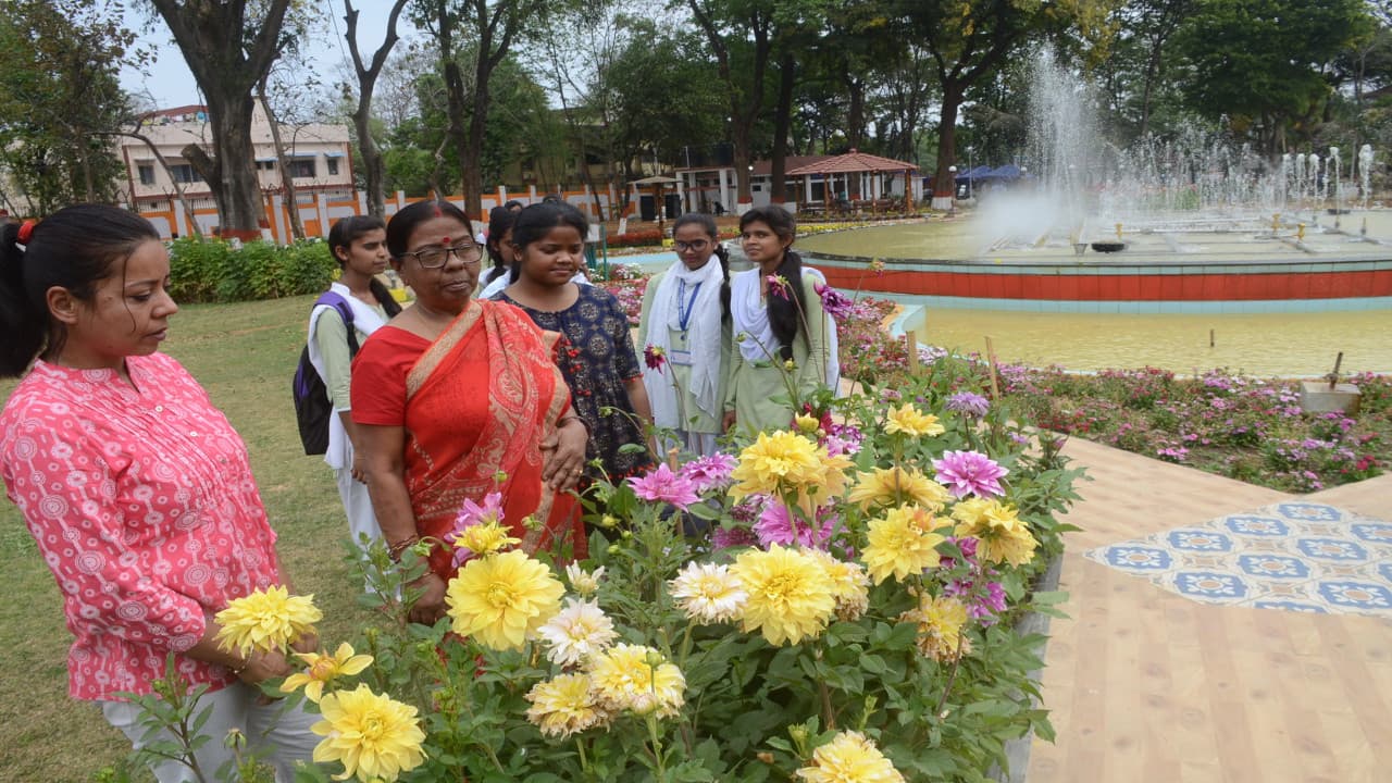 गुलाब की सैकड़ों किस्में देखने राजभवन उद्यान आइये, अन्य खूबसूरती का भी उठा सकते हैं आनंद, देखें Pics