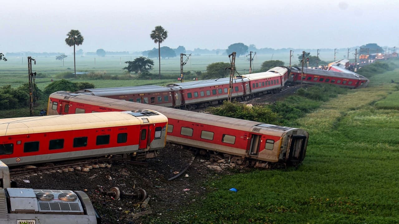 बिहार में ट्रेन हादसे की PHOTOS देखिए, 130 की रफ्तार से दौड़ रही North East Express की बोगियां जब पलट गयीं..