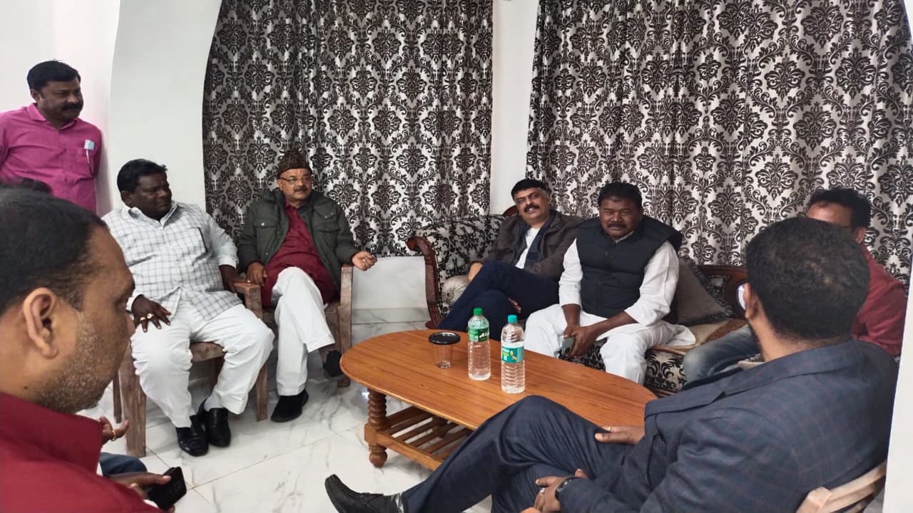 राजस्थान की तर्ज पर झारखंड में कांग्रेस का 3 दिवसीय चिंतन शिविर, नेतरहाट में किन मुद्दों पर होगा विमर्श राजस्थान की तर्ज पर झारखंड में कांग्रेस का 3 दिवसीय चिंतन शिविर, नेतरहाट में किन मुद्दों पर होगा विमर्श