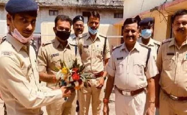 Coronavirus Lockdown: 450 KM पैदल चलकर ड्यूटी ज्वाइन किया कांस्टेबल, पुलिस ने किया ऐसे सम्मानित..