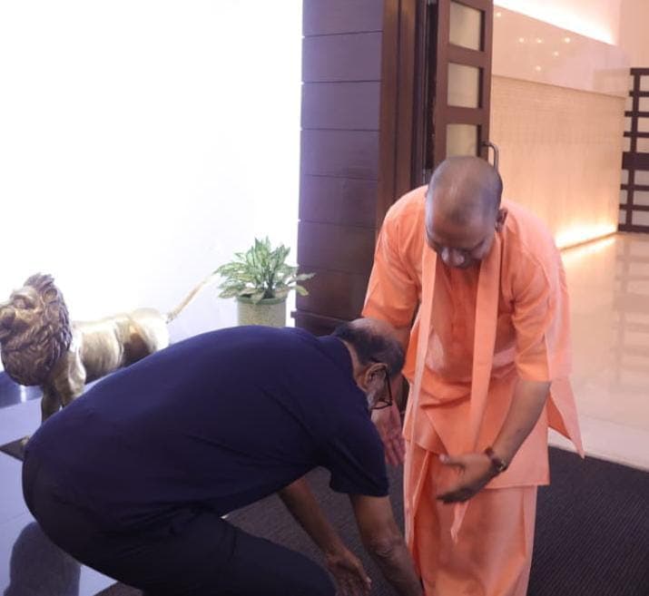 सुपरस्टार रजनीकांत ने अखिलेश यादव से की मुलाकात, सीएम योगी आदित्यनाथ के पैर छूने की तस्वीरें हुई वायरल