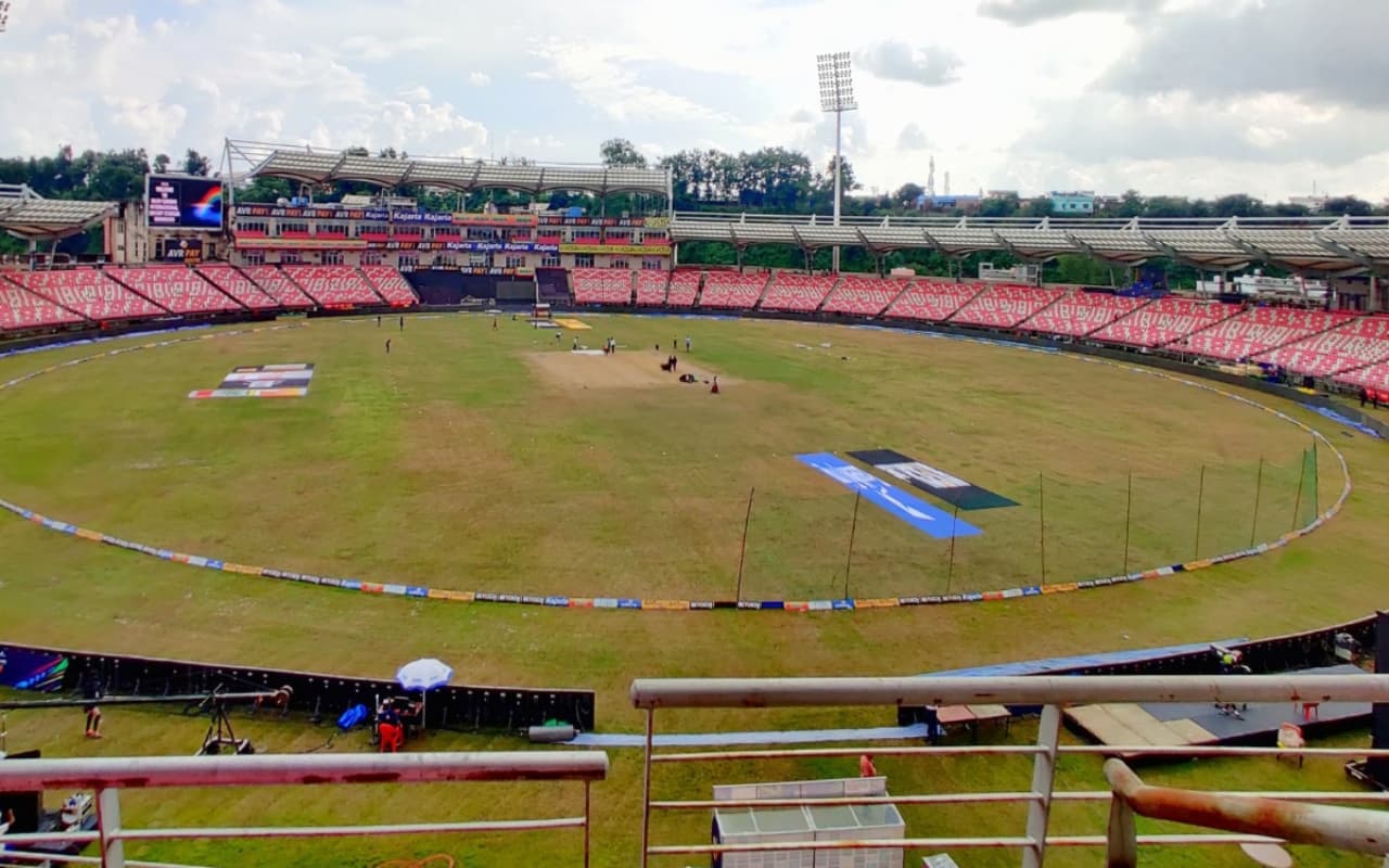 SRH vs RCB Weather-Pitch: बैटर या बॉलर कौन करेगा कमाल? बारिश बढ़ायेगा टीमों की टेंशन!