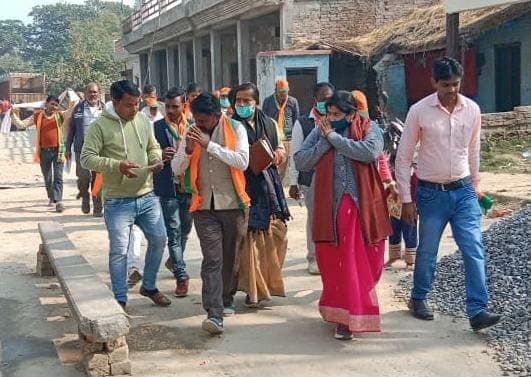 UP Election: BJP को जिताने में व्यस्त केशव प्रसाद, डिप्टी सीएम की जीत के लिए जनता के बीच पहुंचीं पत्नी