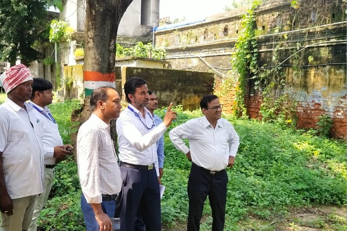 झारखंड: 1857 विद्रोह में शहीद राजा अर्जुन सिंह के राजमहल का पुरातत्व सर्वेक्षण टीम ने किया निरीक्षण