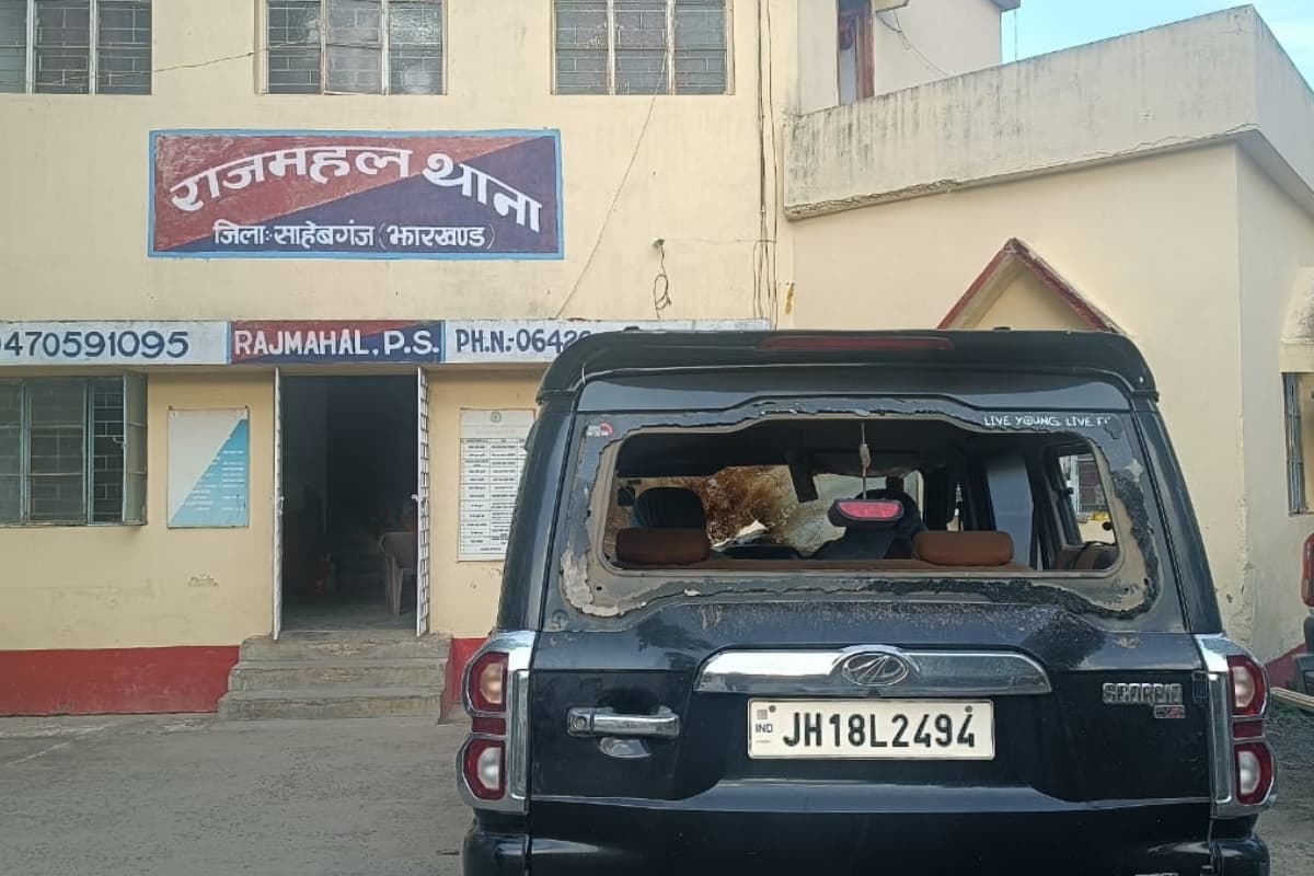 झारखंड: दुस्साहस! साहिबगंज में दिनदहाड़े स्कॉर्पियो पर बमबाजी, सुबेश मंडल समेत 5 लोग घायल