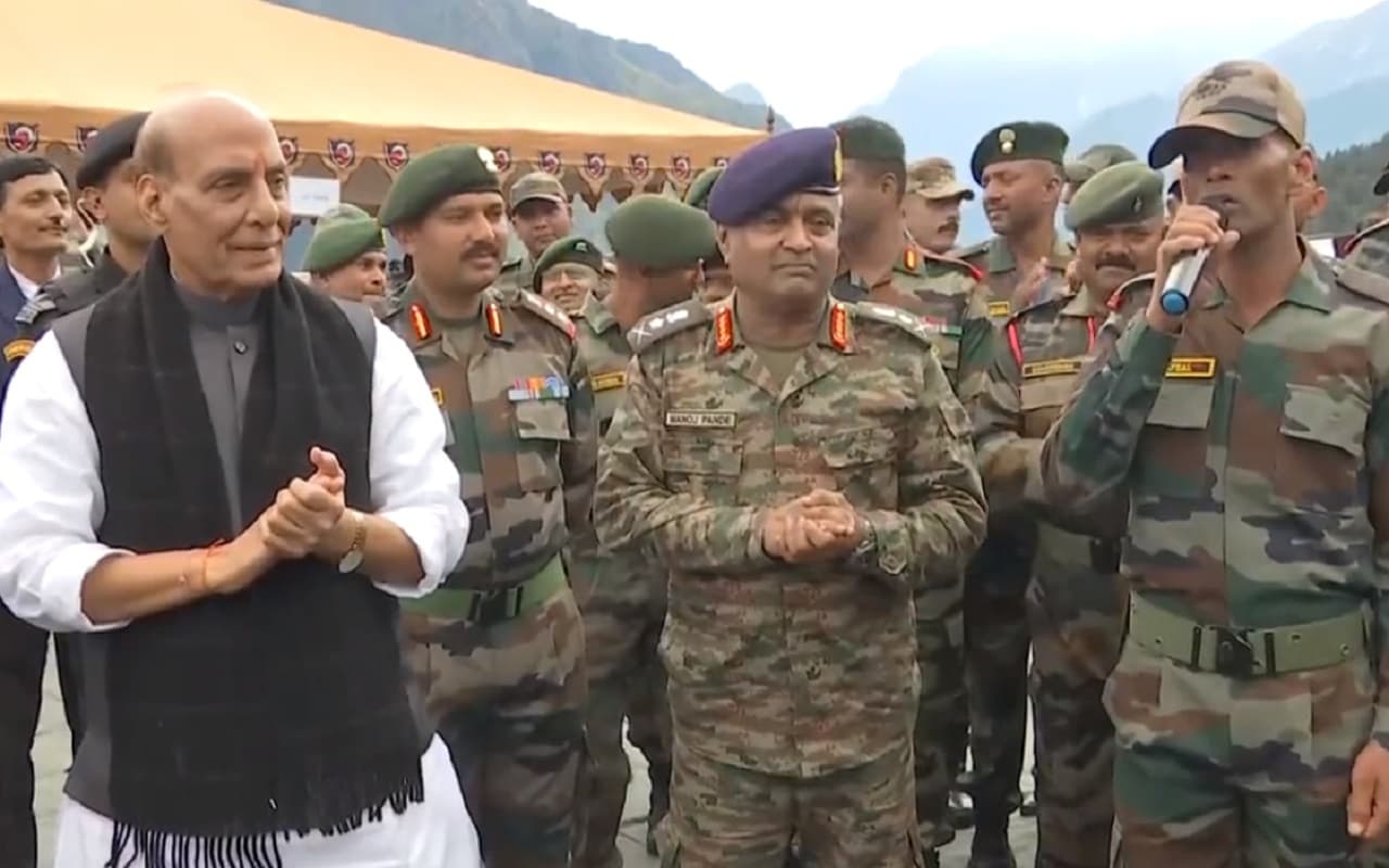 Rajnath Singh: चमोली में रक्षामंत्री ने मनाया दशहरा, ‘ऐ वतन तेरे लिए’ से गूंज उठा मिलिट्री स्टेशन, Video