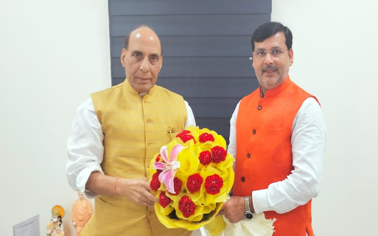 रक्षा मंत्री राजनाथ सिंह से दिल्ली में मिले‍ MLA अनंत ओझा, राजमहल के उधवा में की सेना की बटालियन की मांग